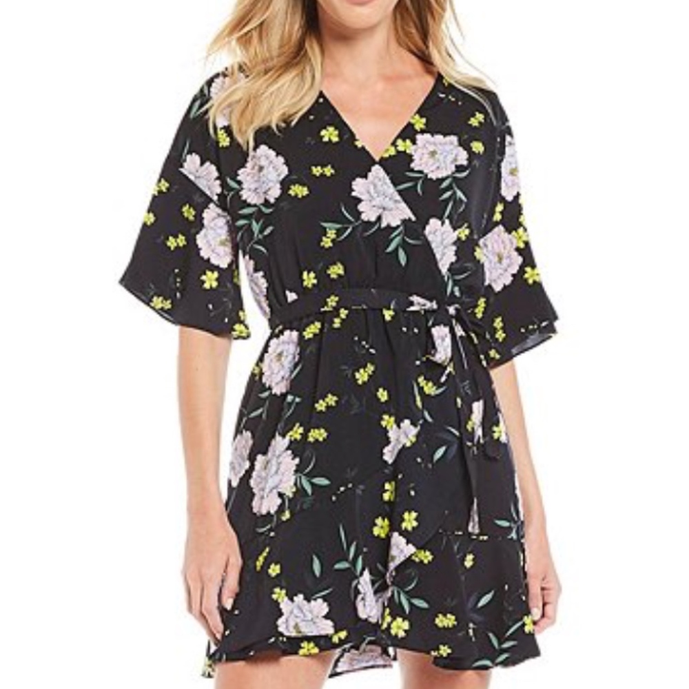 Cupcakes & Cashmere Floral wrap Dress Size Medium